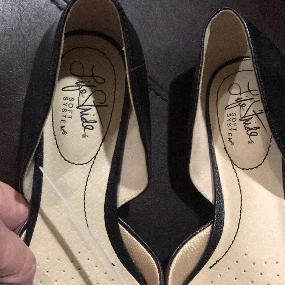 NWT comfortable FLATS - Picture 3 of 8